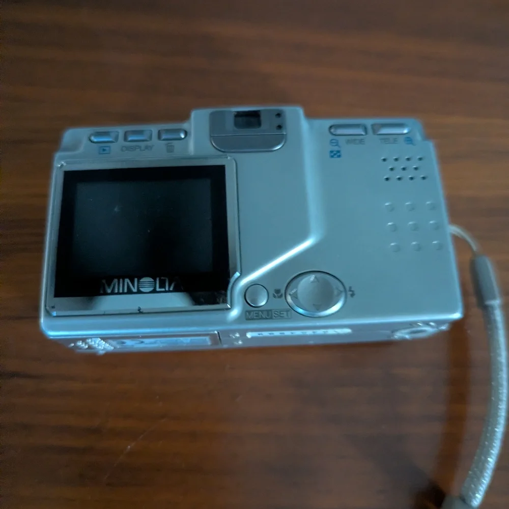 Minolta DiMAGE G500 5MP Digital Camera 3x Optical Zoom And Battery